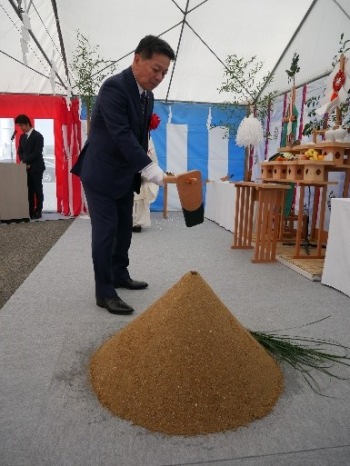 President Shimomura breaking ground