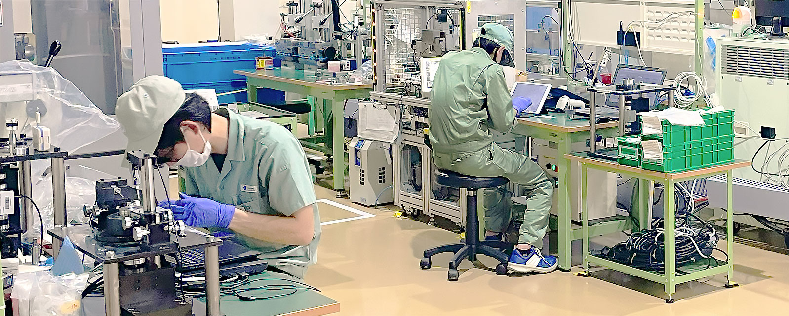 製造所内で社員二人が部品づくりなどの製造作業をしている写真です