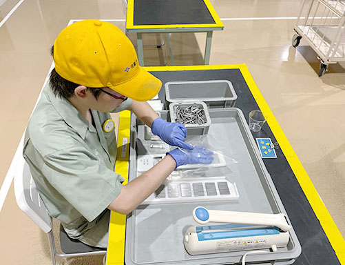 工場内で作業員が袋詰めをしている様子を撮った写真です